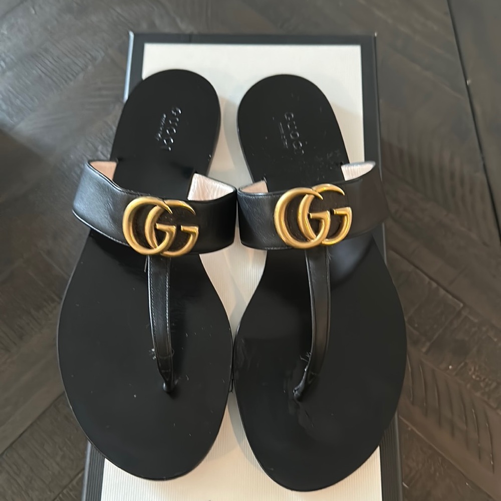Black Leather thong sandal with Double G 38